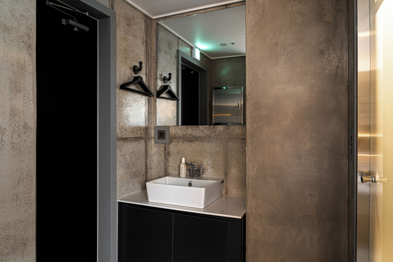 Bathroom 4, Urbanstay Boutique Nampo BIFF, Jung