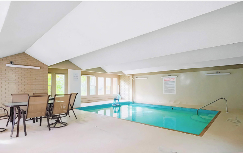 Sport & Beauty, Stylish Downtown Condo near Rogers Place l Parking, Pool, Gym, Balcony & Kitchen, Division No. 11