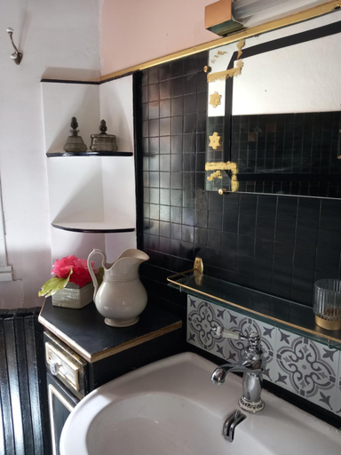 Bathroom, La maison aux livres, Charente