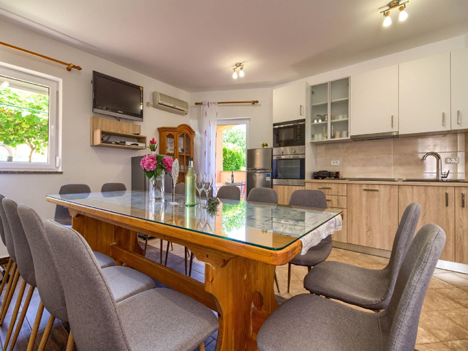 Others 5, Villa in Peroj with Pool near Beach, Vodnjan