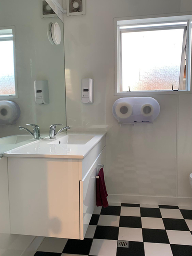 Bathroom 5, Sir Cedrics Tahuna Pod Hostel, Queenstown-Lakes