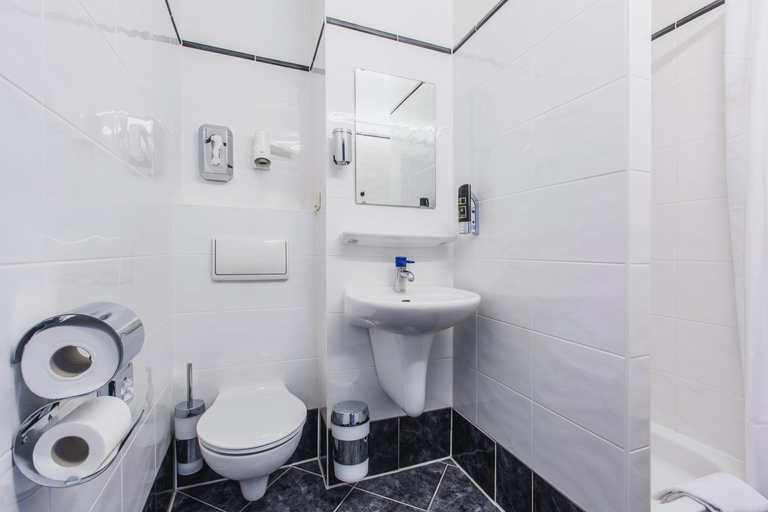 Bathroom 5, a&o Berlin Kolumbus, Berlin