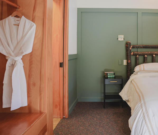 Bedroom 2, Outland Chalet & Suites Great Smoky Mountains, Jackson