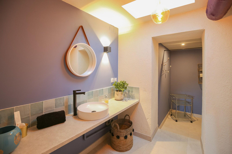 Bathroom 5, Ra My A Dit, Bouches-du-Rhône