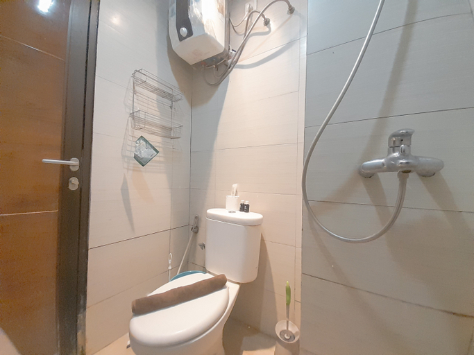 Bathroom, Minimalist 2BR Apartment at Gateway Pasteur By Travelio, Bandung