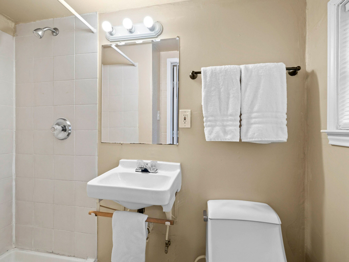 Bathroom 4, The Claire Hotel, Comal