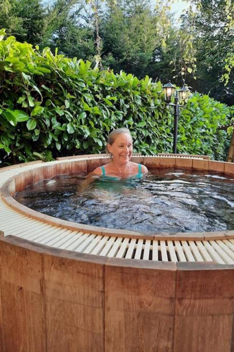 Sport & Beauty, Lyne House Ideal for a celebration or reunion, Oxfordshire