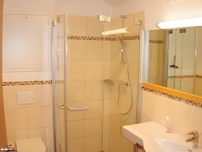 Bathroom 2, Hotel Weissenstein, Tamsweg