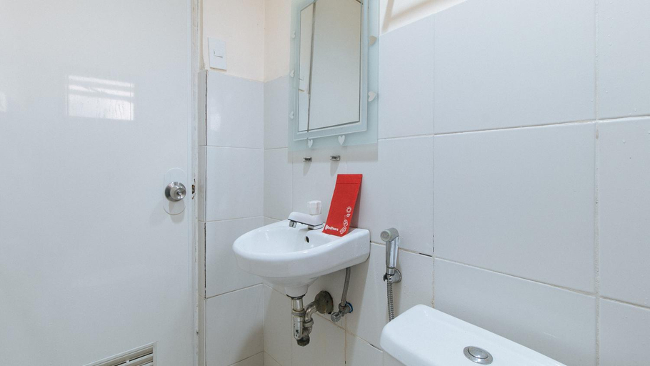 Bathroom 4, V-cat Apartelle, Manila City