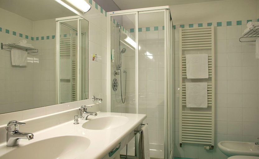Bathroom 3, Hotel Figl S, Bolzano