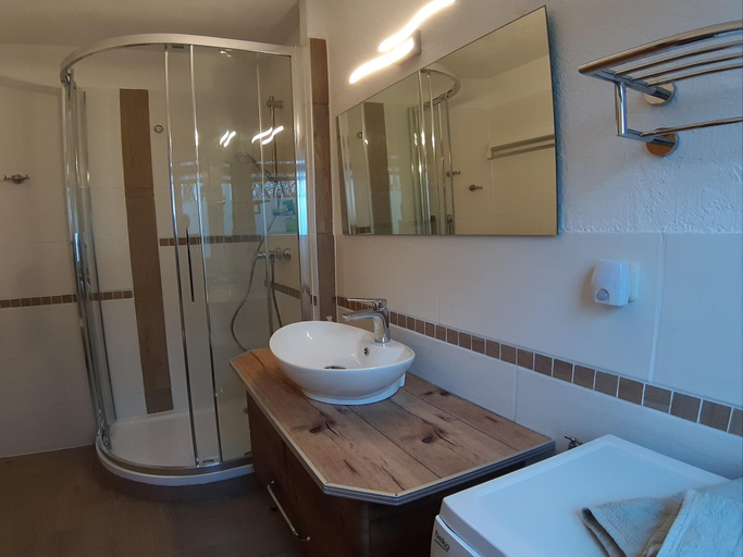 Bathroom 2, Sonnige Ferienwohnung am Wald  Budnerreihe, Rostock