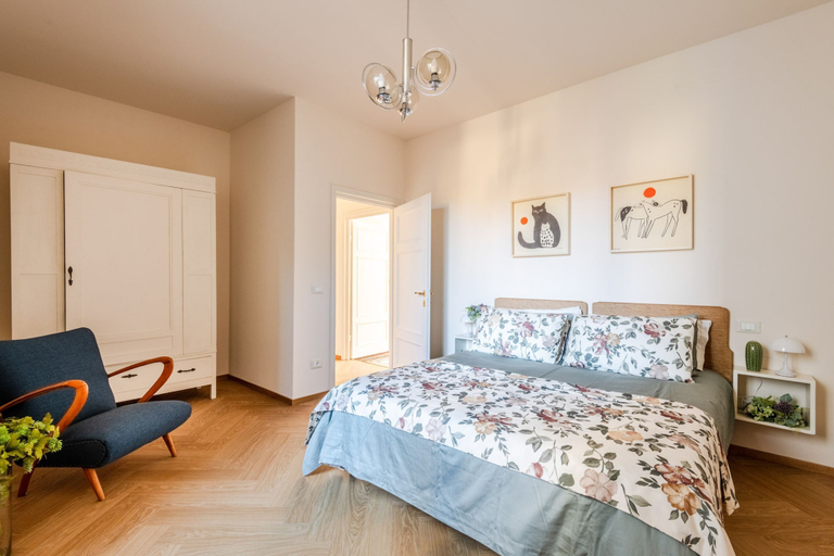 Room 5, Casa Dante in Lucca With 3 Bedrooms and 2 Bathrooms, Lucca