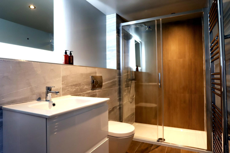Bathroom 2, DeiRa Hotel & Apartments, South Ayrshire