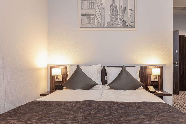 Bedroom 3, Ramada by Wyndham Frankfurt Central Station, Frankfurt am Main