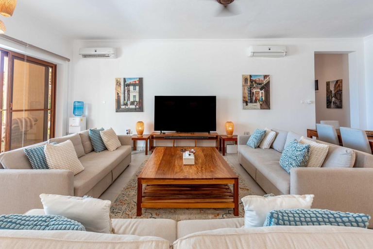 Shared lounge/TV area 4, Villa Serene, Kusini