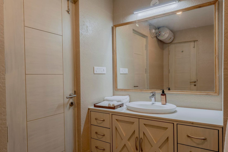 Bathroom 4, 1BR Apt in Candolim With Pool 5 Mins From Beach, North Goa