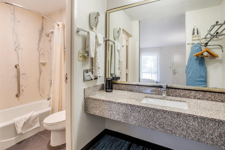 Bathroom 5, Quality Inn Mount Airy Mayberry, Surry