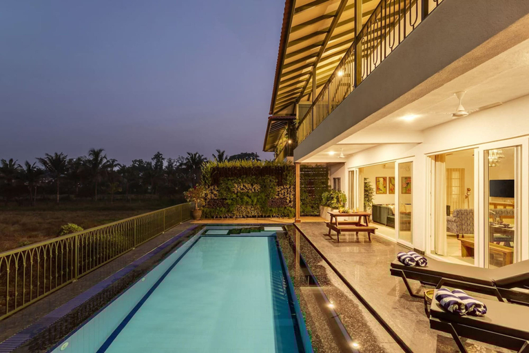 Room 2, Field View Villa with Pool, Perfect for Big Groups, North Goa