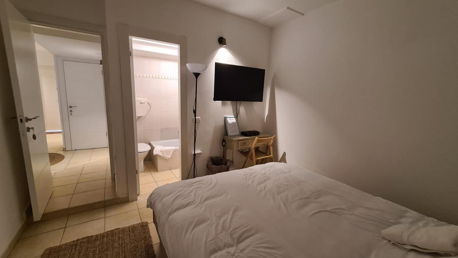 Bedroom 3, Olives
