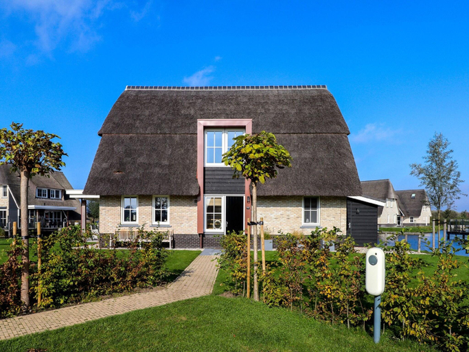 Others 5, Villa in Friesland with Sauna and Jetty, Lemsterland