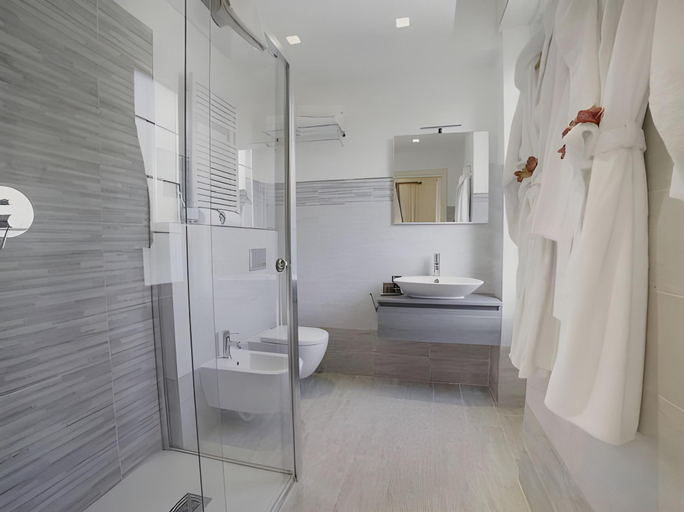 Bathroom 5, Hotel Jolanda, Genova