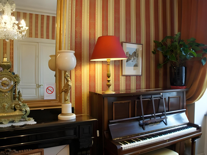Others 5, Hotel Montsegur, Aude