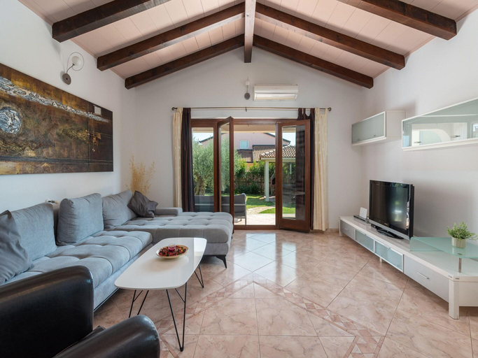 4, Holiday House in Novigrad with Pool, Novigrad