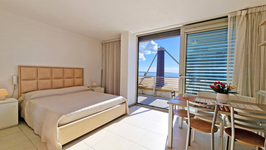 Room 2, Penthouse Le Vele Sea View 2 Sleeps Air-conditioned, Lecce