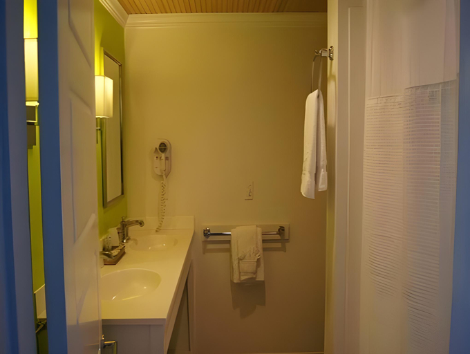 Bathroom 5, Boothbay Harbor Oceanside Inn, Lincoln