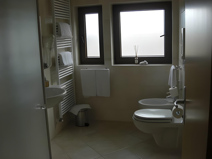 Bathroom 4, Hotel Rosa Alpina, Trento