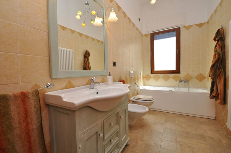 Room 4, Villa Marechiaro 50 m From the sea 3 Bedrooms 2 Bathrooms, Lecce