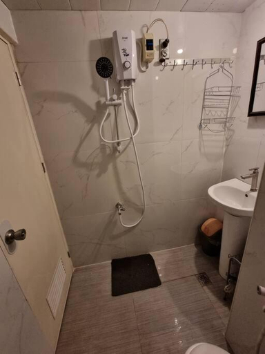 Others 5, Bed and Breakfast Small Cozy Room with Balcony, T&B, Fast WiFi, Netflix, Tuba
