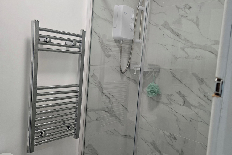 Bathroom 2, Modern 2-bedroom Apartment, Near Central London, London