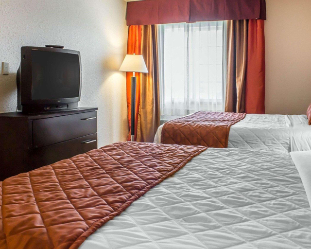 Bedroom 4, Rodeway Inn & Suites near Okoboji Lake, Dickinson