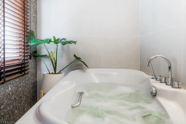 Bathroom 5, Cross Vibe Bangkok Srinakarin, Khlong Toey