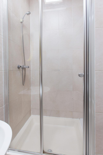 Bathroom 4, Tooting Broadway Studios & Rooms by PrimeCityHosts, London
