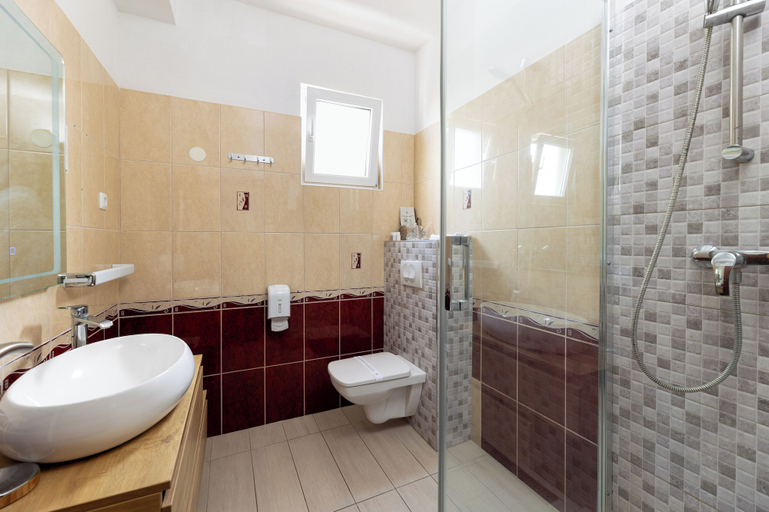 Bathroom 2, Villa Okruk, Okrug