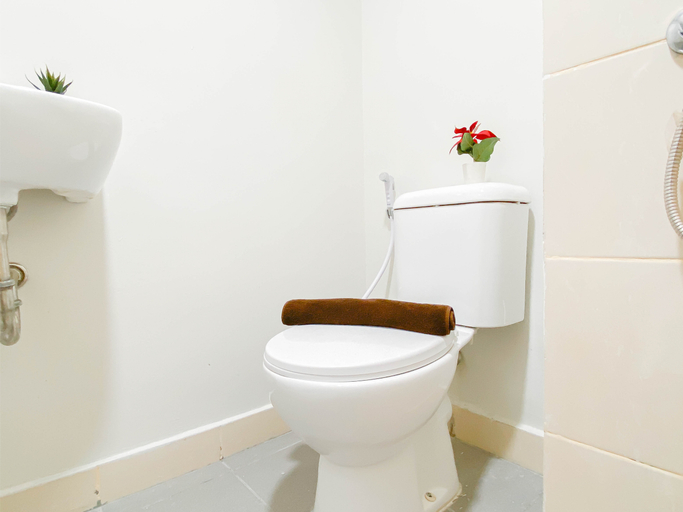 Bathroom 5, Warm Neutral Studio Room at Meikarta Apartment By Travelio, Cikarang