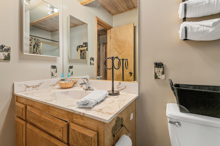 Bathroom, Wolf View Lodge, San Bernardino
