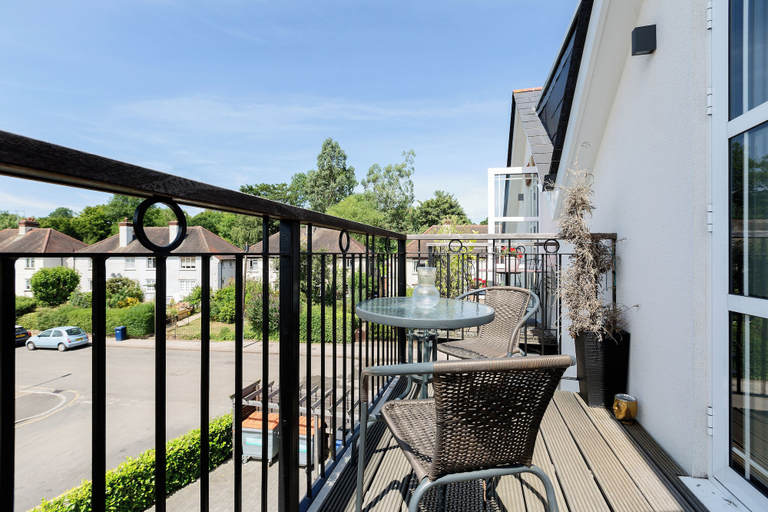 Others 2, Elegant 2 Bed Flat with Balcony in Finchley, London