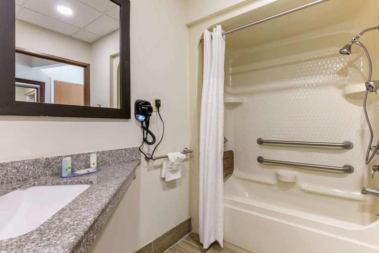 Bathroom 4, Quality Inn Cape Girardeau, Cape Girardeau