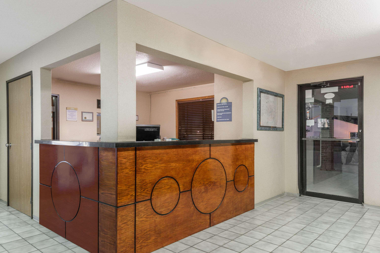 Public Area 2, Days Inn by Wyndham Muncie -Ball State University, Delaware
