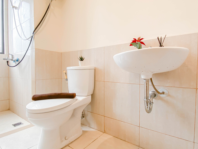 Bathroom 5, Spacious 3BR with Neutral Toned at Meikarta Apartment By Travelio, Cikarang