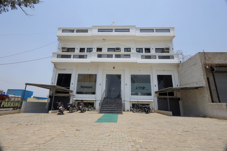Exterior & Views