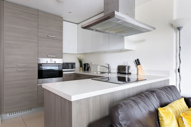 Others 4, Sophisticated 2 Bed Flat with Balcony in Acton, London