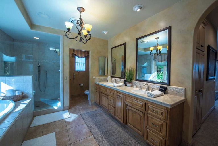 Bathroom, Paso Palacio, San Luis Obispo