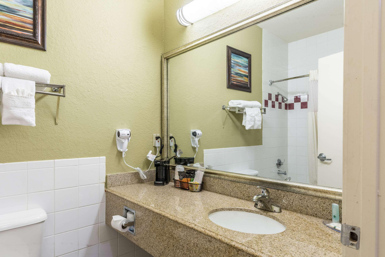 Bathroom 4, Quality Suites Houston North - Spring, Houston