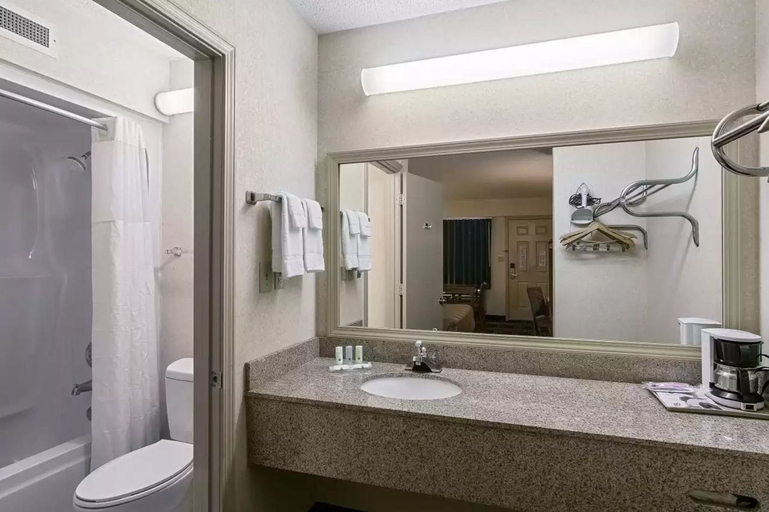 Bathroom 4, Quality Inn Oakwood, Hall