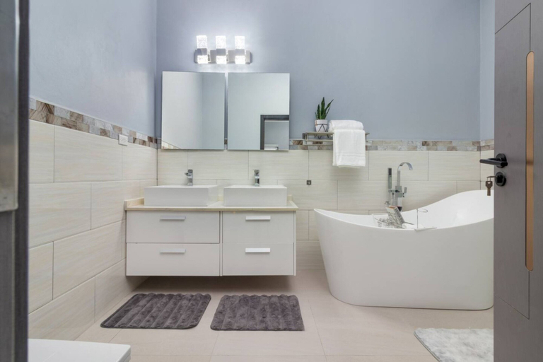 Room 4, Coastal Escape in Riviera Tower Isle Beach Nearby