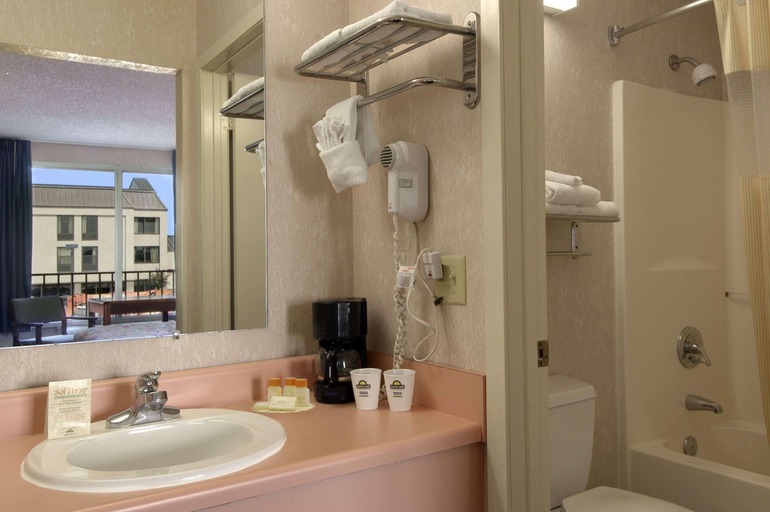 Bathroom 4, Days Inn by Wyndham Jonesboro AR, Craighead
